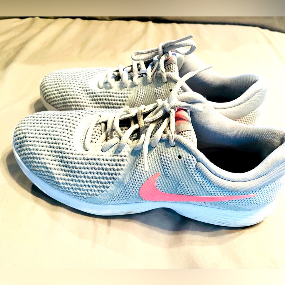 Women’s size 10W pink and gray Nike tennis shoes